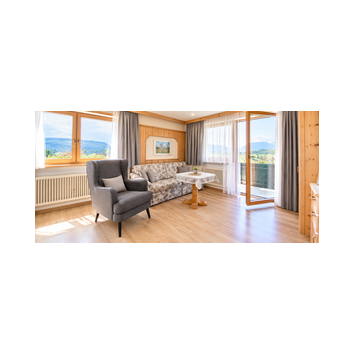 Apartment mit getrenntem Wohnzimmer und Schlafzimmer.
