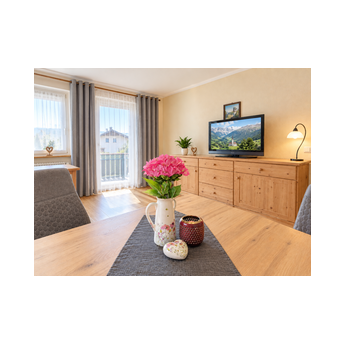 Ferienwohnung mit getrenntem Wohzimmer und Schlafzimmer.