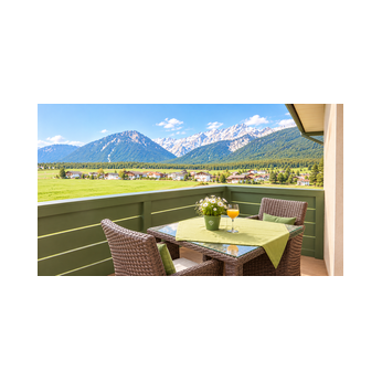 Gemütlich ist die Wohnung im Adlerhof am Sonnenplateau mit eingerichteter Küche. Sitzmöbel für einen schönen Blick vom Balkon.