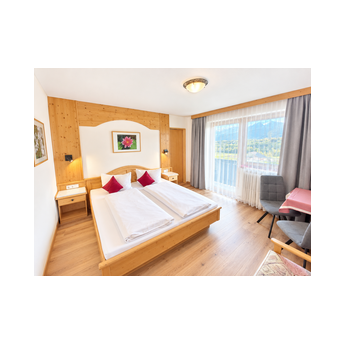 zwei getrennte Schlafzimmer, zwei Badezimmer, eine große, eingerichtete Küche mit Sitzgelegenheit.