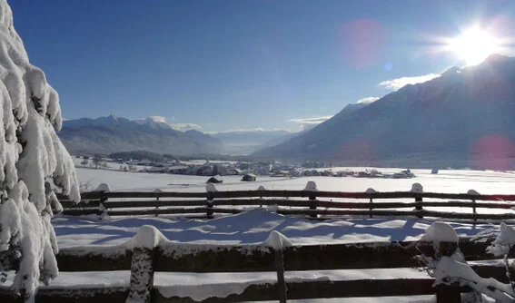 Winterurlaub am Mieminger Plateau - Apartments Adlerhof 80 km geräumte Winterwanderwege über das ganze Mieminger Plateau. Das Sonnenplateau Mieming mit den meisten Sonnenstunden in den Bergen ist der ideale Ausgangspunkt für Skifahrer, Langläufer und Winterwanderer.