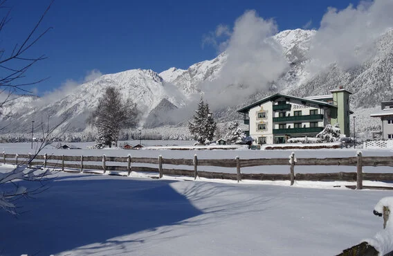 Urlaub in Mieming - Adlerhof im Winter - Wildermieming Das Sonnenplateau Mieming mit den meisten Sonnenstunden in den Bergen ist der ideale Ausgangspunkt für Skifahrer, Langläufer und Winterwanderer.