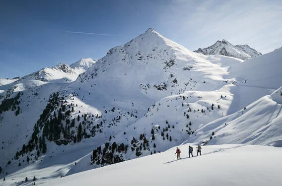 Schneeschuhwander Region Innsbruck Schneeschuhwanderung am Sonnenplateau Mieming in Tirol. Schöne Ferienwohnungen in Tirol mit Sauna.