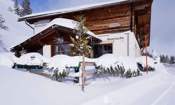 Schneeschuhwandern in Obsteig zur Simmeringalm Schneeschuhwanderung am Sonnenplateau Mieming in Tirol. Schöne Ferienwohnungen in Tirol mit Sauna.